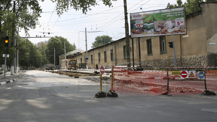 Haos pe strada Vasile Lupu. Zeci de șoferi au făcut cale întoarsă, alţii au sfidat regulile, circulând pe trotuar (FOTO) 