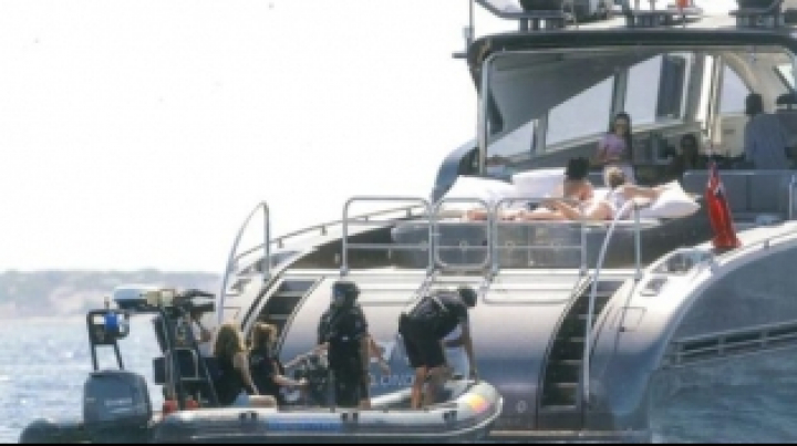 Surpriză neplăcută! Mascații au descins pe iahtul starului de la Real Madrid ( FOTO)