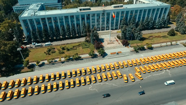 96 de microbuze școlare donate de România pentru satele din Moldova. Imagini din dronă cu PMAN plină de mașini 