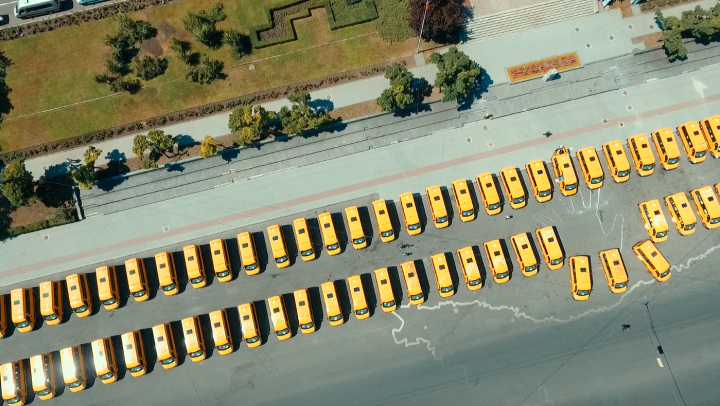 96 de microbuze școlare donate de România pentru satele din Moldova. Imagini din dronă cu PMAN plină de mașini 