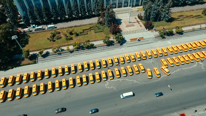 96 de microbuze școlare donate de România pentru satele din Moldova. Imagini din dronă cu PMAN plină de mașini