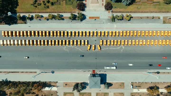 96 de microbuze școlare donate de România pentru satele din Moldova. Imagini din dronă cu PMAN plină de mașini