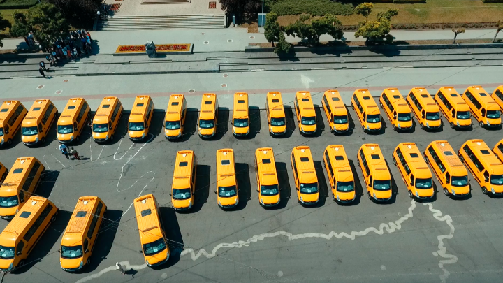 96 de microbuze școlare donate de România pentru satele din Moldova. Imagini din dronă cu PMAN plină de mașini