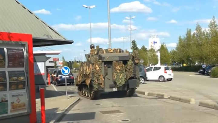 Au fost cu tancul la fast food. Imaginile au fost surprinse în Bruxelles (VIDEO)