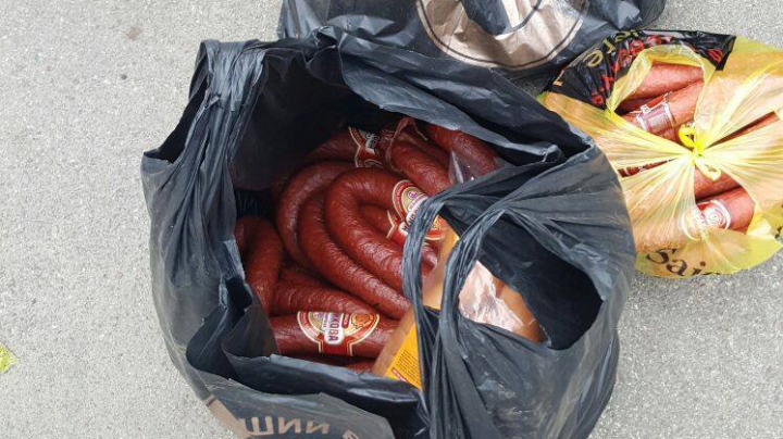 Un moldovean a încercat să pună în vânzare mezeluri din carne de porc, aduse din Ucraina prin contrabandă (FOTO)