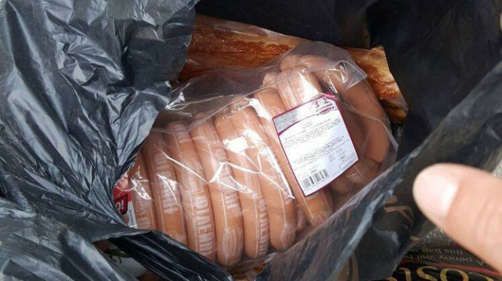 Un moldovean a încercat să pună în vânzare mezeluri din carne de porc, aduse din Ucraina prin contrabandă (FOTO)