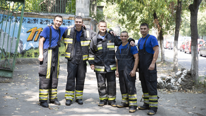 17 autospeciale şi 80 de pompieri au intervenit pentru lichidarea incendiului de pe Stadionul Republican