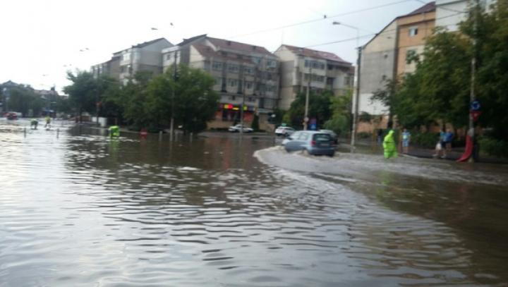 PLOI TORENŢIALE la Galaţi. Maşini luate de apă şi străzi inundate (FOTO)