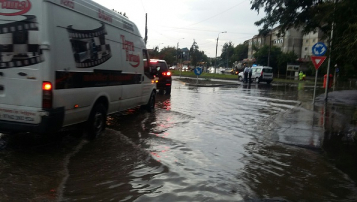 PLOI TORENŢIALE la Galaţi. Maşini luate de apă şi străzi inundate (FOTO)