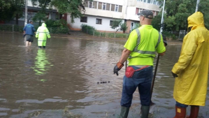 PLOI TORENŢIALE la Galaţi. Maşini luate de apă şi străzi inundate (FOTO)