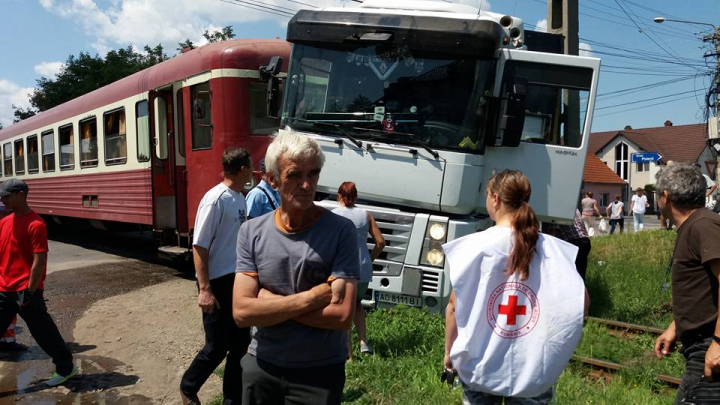 Un TIR înmatriculat în Ucraina a fost lovit de un tren în România (FOTO/VIDEO)