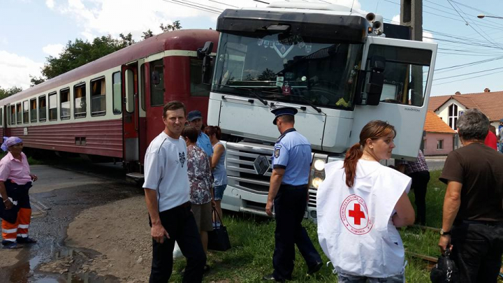 Un TIR înmatriculat în Ucraina a fost lovit de un tren în România (FOTO/VIDEO)