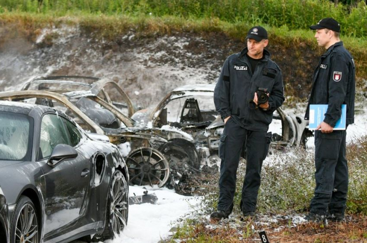 Incendiu de lux! Zece maşini Porsche au fost făcute scrum într-o parcare (FOTO/VIDEO)