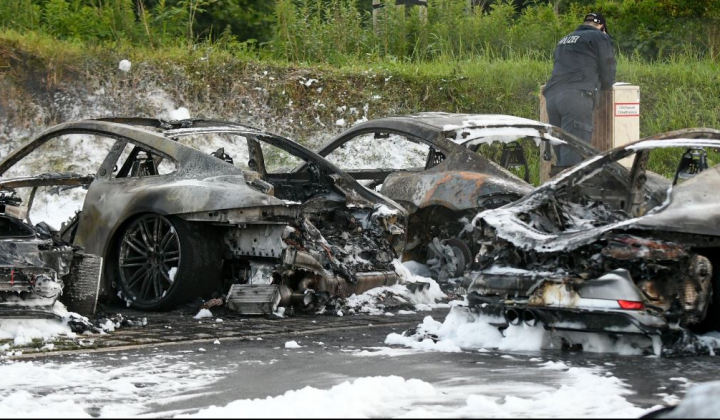 Incendiu de lux! Zece maşini Porsche au fost făcute scrum într-o parcare (FOTO/VIDEO)