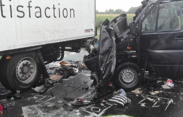 ACCIDENT TERIBIL în Ungaria: Trei români au murit pe loc, iar alţi şase au fost răniţi (VIDEO)