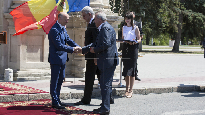 Întâlnirea premierului Filip cu omologul său Mihai Tudose: Moldova şi România au relaţii de suflet (FOTO)