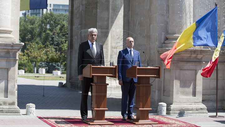 Întâlnirea premierului Filip cu omologul său Mihai Tudose: Moldova şi România au relaţii de suflet (FOTO)