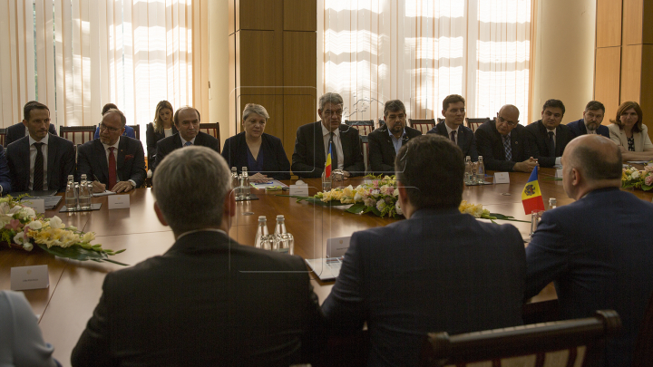 Întâlnirea premierului Filip cu omologul său Mihai Tudose: Moldova şi România au relaţii de suflet (FOTO)