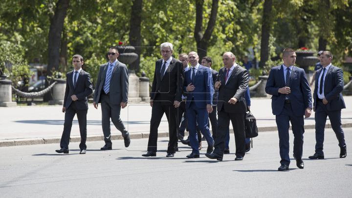 Premierul Mihai Tudose, întâmpinat cu aplauze în plenul Parlamentului (VIDEO)