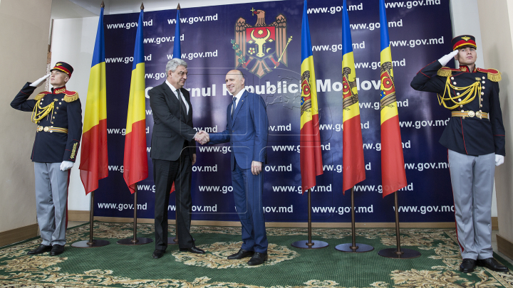 Întâlnirea premierului Filip cu omologul său Mihai Tudose: Moldova şi România au relaţii de suflet (FOTO)