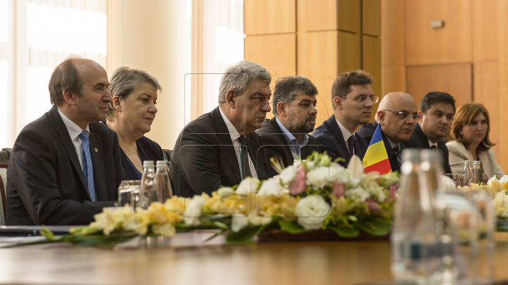 Întâlnirea premierului Filip cu omologul său Mihai Tudose: Moldova şi România au relaţii de suflet (FOTO)