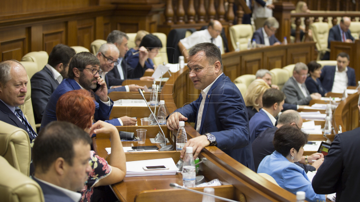 Atmosfera din Parlament la votul pentru schimbarea sistemului electoral în VOT MIXT așa cum a decis majoritatea populației (FOTO)