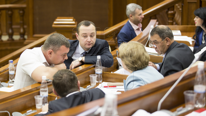 Atmosfera din Parlament la votul pentru schimbarea sistemului electoral în VOT MIXT așa cum a decis majoritatea populației (FOTO)