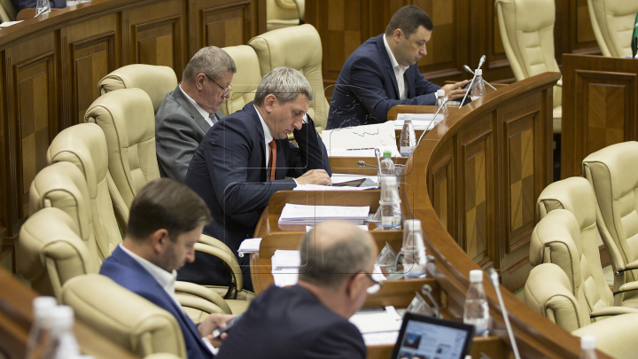 Atmosfera din Parlament la votul pentru schimbarea sistemului electoral în VOT MIXT așa cum a decis majoritatea populației (FOTO)