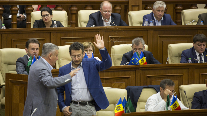 Atmosfera din Parlament la votul pentru schimbarea sistemului electoral în VOT MIXT așa cum a decis majoritatea populației (FOTO)