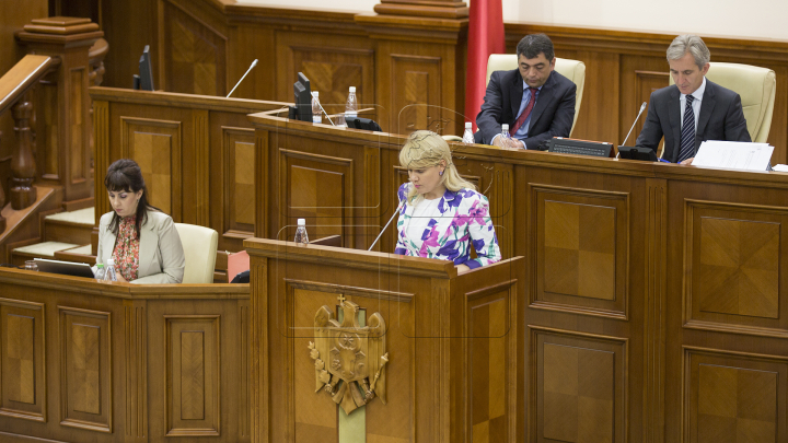 Atmosfera din Parlament la votul pentru schimbarea sistemului electoral în VOT MIXT așa cum a decis majoritatea populației (FOTO)