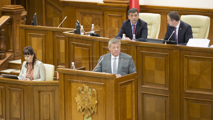 Atmosfera din Parlament la votul pentru schimbarea sistemului electoral în VOT MIXT așa cum a decis majoritatea populației (FOTO)