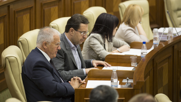 Atmosfera din Parlament la votul pentru schimbarea sistemului electoral în VOT MIXT așa cum a decis majoritatea populației (FOTO)