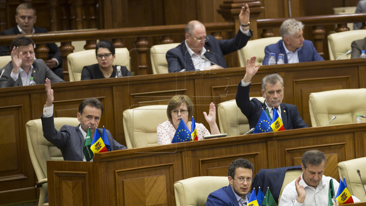 Atmosfera din Parlament la votul pentru schimbarea sistemului electoral în VOT MIXT așa cum a decis majoritatea populației (FOTO)