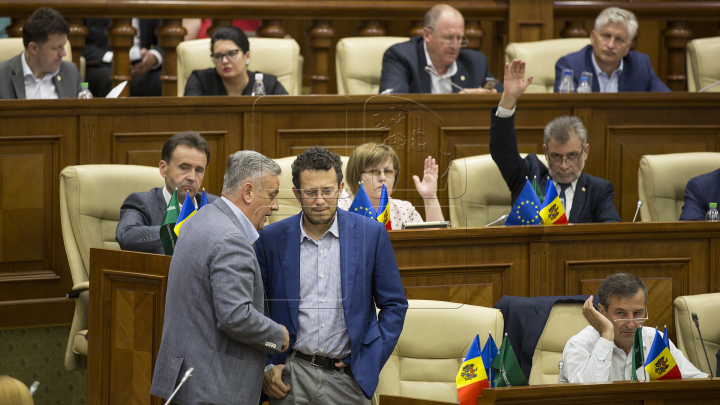 Sistemul de vot mixt a fost adoptat de către Parlament cu votul a 74 de deputați