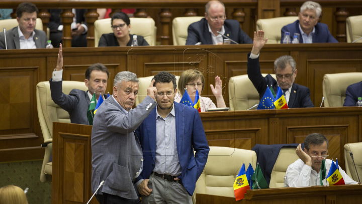 Atmosfera din Parlament la votul pentru schimbarea sistemului electoral în VOT MIXT așa cum a decis majoritatea populației (FOTO)