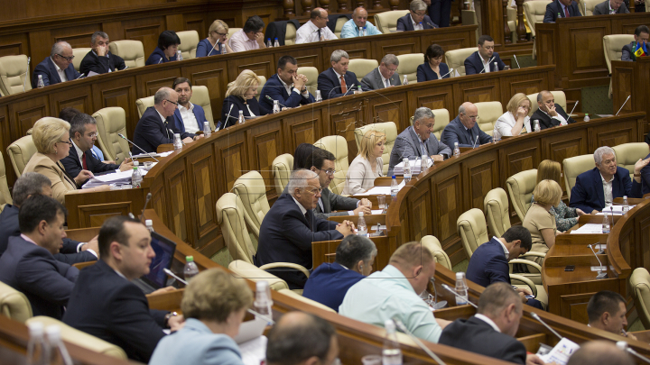 Atmosfera din Parlament la votul pentru schimbarea sistemului electoral în VOT MIXT așa cum a decis majoritatea populației (FOTO)