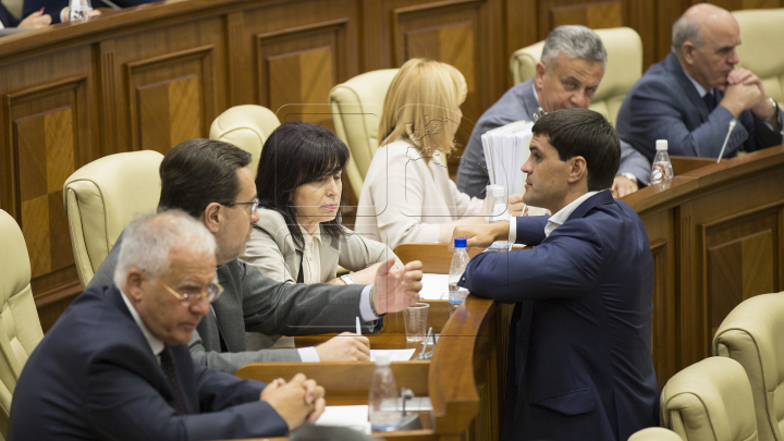 Atmosfera din Parlament la votul pentru schimbarea sistemului electoral în VOT MIXT așa cum a decis majoritatea populației (FOTO)