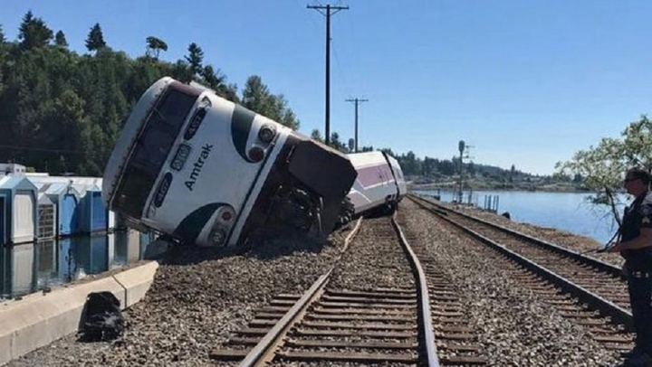 Un tren a deraiat în statul Washington din SUA. Mai mulţi pasageri au fost răniţi