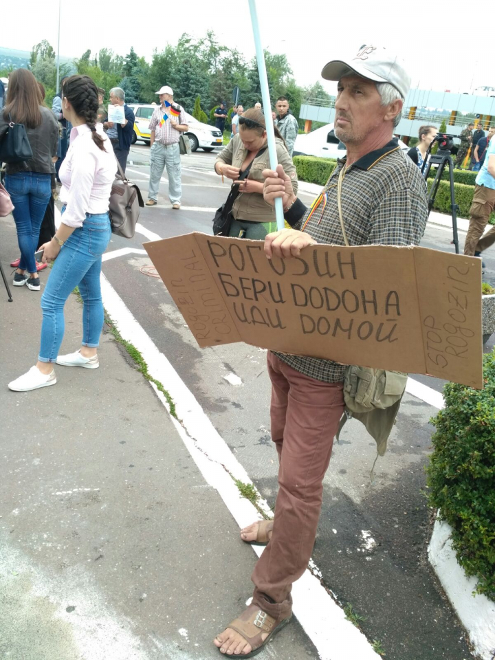 Dmitrii Rogozin primit cu PROTESTE pe aeroportul din Chișinău (FOTO)