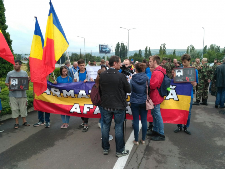 Dmitrii Rogozin primit cu PROTESTE pe aeroportul din Chișinău (FOTO)