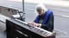 Ți se face pielea "de găină". O bătrânică de 80 de ani cântă dumnezeieşte la pian (VIDEO)