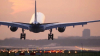 BĂTAIE pe pista aeroportului: Mai mulţi pasageri scoşi din avion (VIDEO)