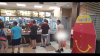 Un bărbat gol puşcă s-a aşezat liniştit la coadă într-un McDonald's (VIDEO +18)