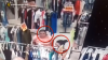 La cumpărături, fără bani. Două femei sunt căutate de poliție pentru că ar fi furat o rochie (VIDEO)