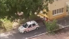 Bătaie în plină stradă! Un poliţist în uniformă a fost filmat în timp ce îşi agresa soţia în curtea Ambulanței