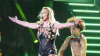 Britney Spears, escortată de bodyguard, după ce un fan s-a luat la harță cu dansatorii ei în unui timpul concert