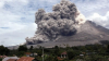Aruncă lavă fierbinte și împrăștie nori de cenușă. Mii de oameni, evacuaţi din cauza eruperii vulcanului Sumatra