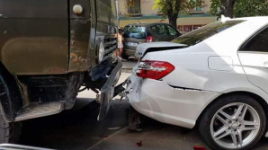 Accident în Centrul Capitalei. Un camion a facut zob  un Mercedes