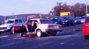 Accident pe traseul Chişinău - Hânceşti. Trei persoane rănite după ce un şofer a ieşit din intersecţie fără să se asigure