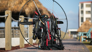 Un vlogger american a venit cu motoparapanta după burgheri la un restaurant fast food